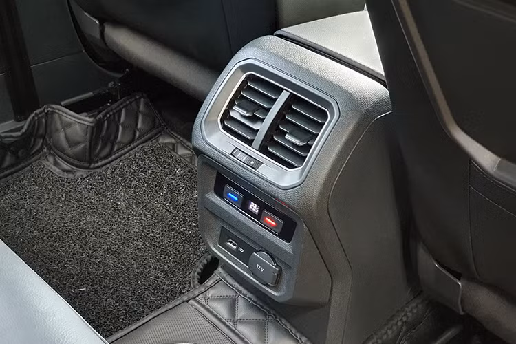 Tiguan Allspace tại Việt Nam sẽ được trang bị khối động cơ 2.0L 4 xy lanh tăng áp TSI sản sinh công suất 180 mã lực tại 4,400 - 6,000 vòng/phút cùng mô men xoắn đạt 320Nm/1,500 – 4,400 vòng/phút. Việc đạt được công suất tối đa và mô men xoắn tối đa ở vòng tua thấp như vậy giúp giảm tiêu hao xăng và bảo vệ môi trường.