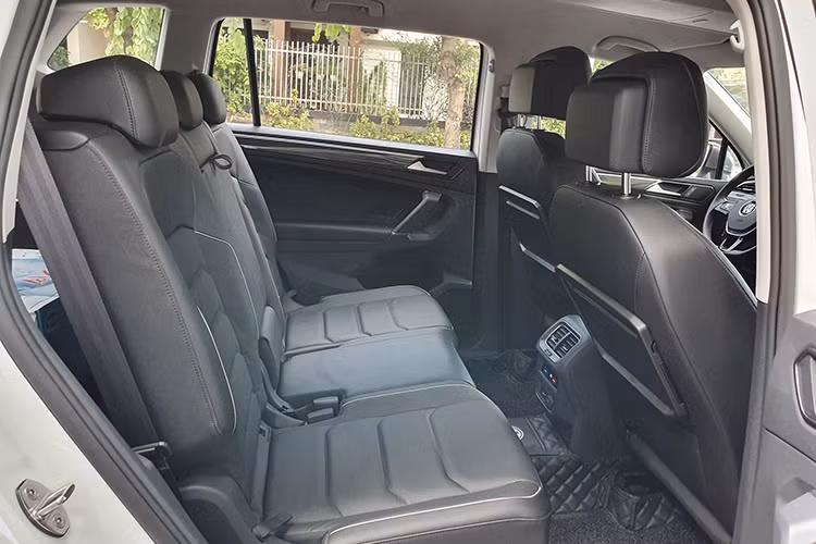 Trang bị an toàn tiêu chuẩn của Tiguan Allspace bao gồm; hệ thống chống bó cứng phanh ABS, hỗ trợ lực phanh khẩn cấp BA, chống trược khi tăng tốc ASR, ổn định thân xe điện tử ESC, phanh đỗ chống trôi xe Auto-Hold, ECO start/stop tái tạo năng lượng phanh, hệ thống kết nối ghế an toàn cho trẻ em ISOFIX, cảnh báo suất lốp...