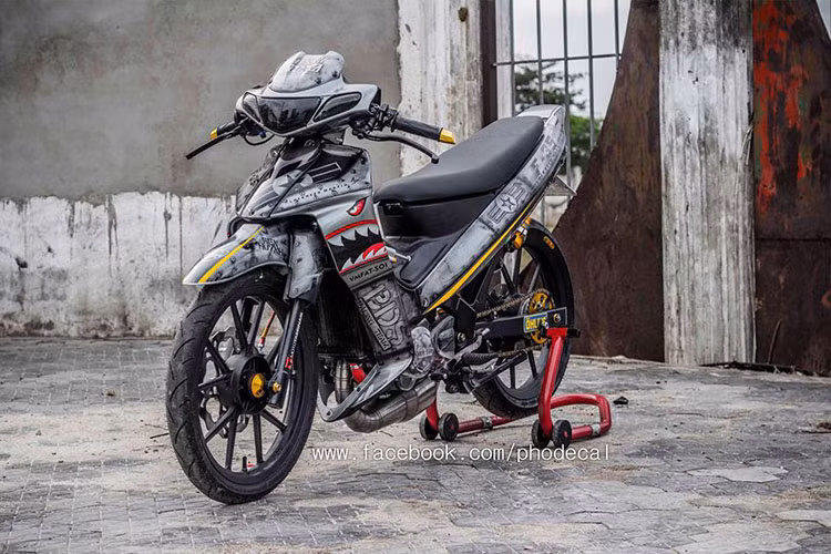 Ở chiếc Yammaha Z125 này tại Việt Nam, nó đã được Pho Decal độ lại dàn áo phong cách chiến đấu cơ F-35 cực kì hầm hố cùng với đó là hàng loạt "đồ chơi" cực chất được trang bị thêm.