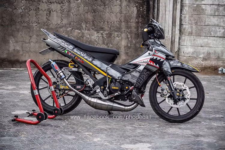 Yamaha Z125 luôn được đánh giá là chiếc xe côn tay cỡ nhỏ 2 thì "huyền thoại" tại Việt Nam, với âm thanh 2 kỳ đặc trưng, YaZ hoàn toàn đốn ngã mọi trái tim yêu tốc độ. Với bản độ này, chắc chắn nó sẽ thu hút mọi ánh nhìn của các "fan Yaz125".