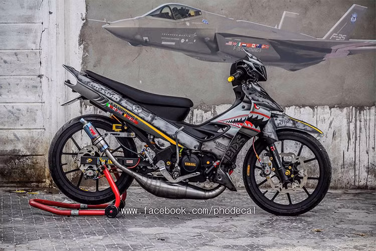  Yamaha Z125 là chiếc 2 thì đình đám nhất và từng được ưa chuộng nhất nhì tại Việt Nam những năm trước đây. Với thiết kế thể thao và thời trang, mẫu xe này đã được rất nhiều tay chơi săn đón và độ lại theo nhiều phong cách rất riêng.