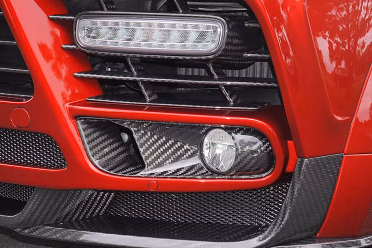 Trong xe, nhiều chi tiết được thiết kế mới như vô-lăng thể thao Mansory, bọc lại nội thất với kiểu cách riêng bằng vật liệu da cao cấp, Alcantara, gỗ, carbon hoặc nhôm được xử lý tinh xảo, thẩm mỹ cao.