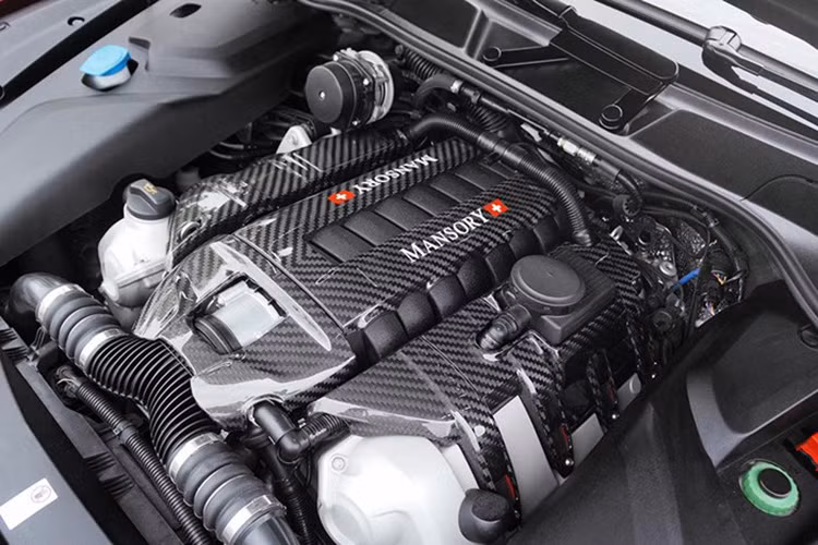 Nhờ gói độ tăng công suất, Cayenne Turbo S được Mansory đẩy lên mức 620 mã lực và mô-men xoắn cực đại đạt 870Nm tại 2.500-4.000v/ph. Điều này đạt được nhờ Mansory điều chỉnh tối ưu bộ điều khiển điện tử động cơ.