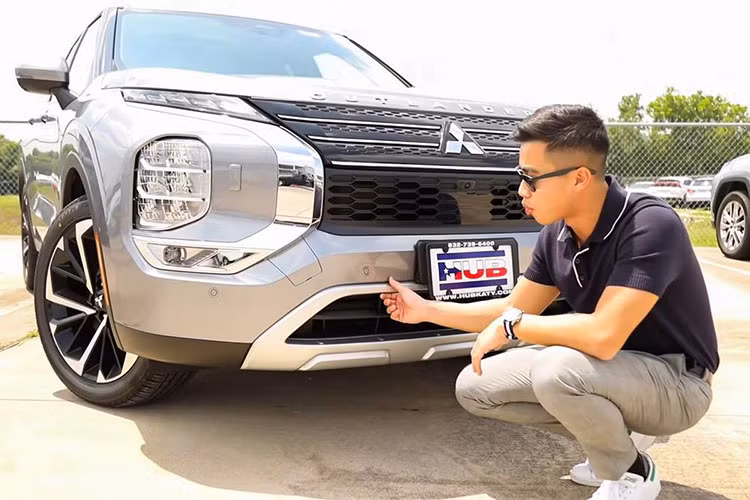 Ngay khi tiếp cận Mitsubishi Outlander thế hệ mới, anh chàng Reviewer người Việt này đã tỏ ra ấn tượng với những thay đổi của mẫu CUV này theo xu hướng hiện đại hóa so với mô hình tiền nhiệm. Chiếc xe duy trì ngôn ngữ thiết kế Dynamic Shield, nhưng đã được dung hòa các yếu tố để phù hợp hơn với thiết kế mới và giúp chiếc xe trở nên hiện đại hơn.