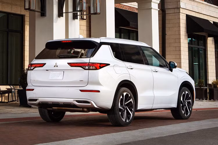 Ở lần tái xuất này, Mitsubishi Outlander 2022 còn gây ấn tượng mạnh với người dùng khi sở hữu gói an toàn cao cấp với các công nghệ như: Hệ thống ga hình trình thích ứng; Hệ thống cảnh báo lệch làn đường; Cảnh báo va chạm trước/sau; Hệ thống cảnh báo điểm mù; Camera 360 độ...