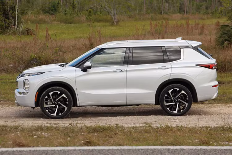 Mitsubishi Outlander 2022 được trang bị động cơ xăng PR25DD, dung tích 2.5L cho công suất cực đại 181 mã lực và mô-men xoắn 245 Nm. Cỗ máy trên ghép nối với hộp số tự động CVT và hệ dẫn động Super All-Wheel Control 4WD. 