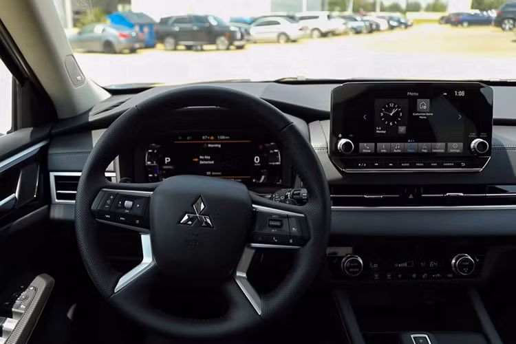 Dáng dấp "đàn anh" trên All New Mitsubishi Outlander thể hiện rõ nhất ở vô-lăng mới đa chức năng dạng 4 chấu bọc da. Đồng thời, đồng hỗ kỹ thuật số trên mẫu CUV này cũng là cải tiến đáng "đồng tiền, bát gạo" và đã bắt kịp với các đối thủ như Honda CR-V, Mazda CX-5 và Hyundai Tucson 2022.