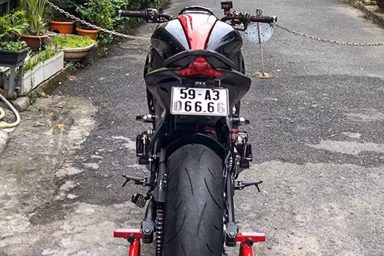 Theo chủ nhân của chiếc xe chia sẻ, đây là chiếc Kawasaki Z1000 đời 2015, xe hầu như chỉ để “chưng” nên ODO của xe hiện tại chỉ mới 1.400 km. Xe thuộc bản full, được nhập khẩu từ Đức. Đáng chú ý là biển kiểm soát TP HCM mang trên mình là "tứ quý 6".