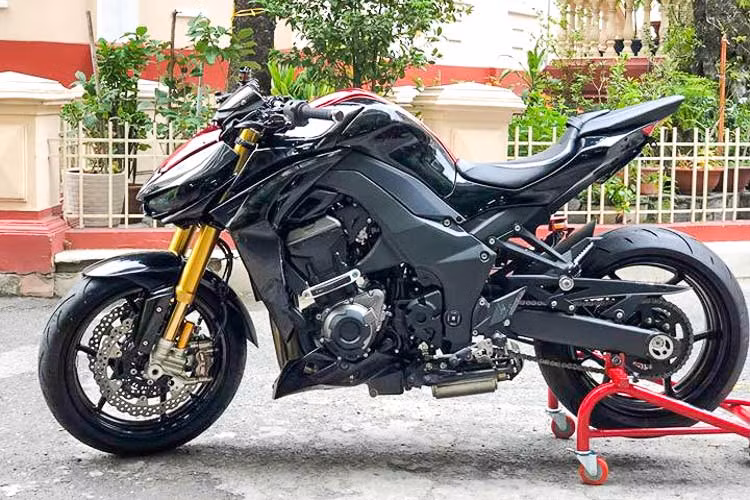 Sở hữu ngoại hình đầy ấn tượng với thiết kế Sugomi, mẫu xe môtô Kawasaki Z1000 là một trong những mẫu naked-bike được ưa chuông nhất Việt Nam hiện nay. Tuy nhiên, nhiều biker Việt vẫn chưa hài lòng với chiếc xe nguyên bản và không ngừng tìm cách nâng cấp nó.