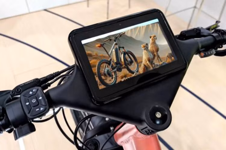 Chiếc xe đạp điện eBike 5G 2024 độc đáo này được trang bị camera trước 64MP, camera sau 2MP và camera 8MP gắn phía trên màn hình cảm ứng 7 inch. Mỗi camera đều có một vai trò.
