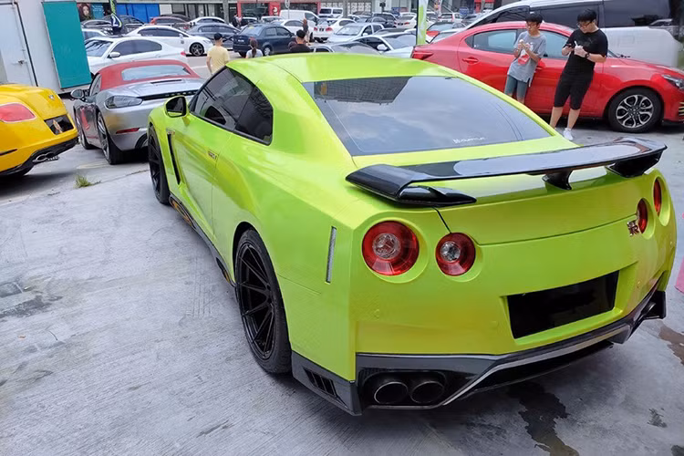 Siêu xe đường phố Nissan GT-R cũng góp mặt với các chi tiết thân xe đã được chủ nhân độ lên khá ấn tượng, đặc biệt là màu sơn xanh nổi bật.