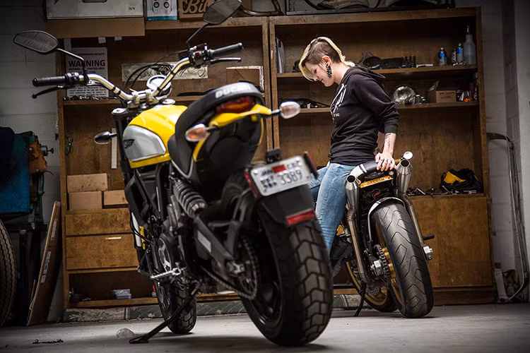 Nữ biker Ba Lan có kiến thức sâu rộng về môtô. Cô cũng đã từng trải nghiệm với nhiều dòng xe khác nhau và tự độ chúng thành những "siêu phẩm" độc đáo cho riêng mình. 