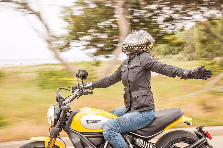 Scrambler giữ nhiều hình ảnh của những chiếc scrambler từng xuất hiện trong những năm 1970 với những ưu điểm như cá tính, dễ thay trang thiết bị, phụ tùng theo sở thích.