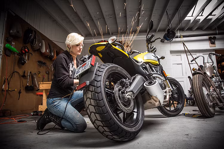 Ngắm cô nhà báo 'chất lừ' cùng xế nổ Ducati Scrambler Ngam co nha bao