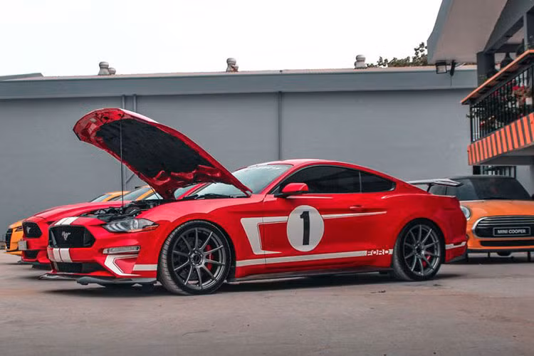 Bản độ của mẫu xe cơ bắp Ford Mustang này càng thêm thú vị khi nó là phiên bản đặc biệt được giới thiệu đến công chúng nhân kỷ niệm hãng độ hiệu suất Hennessey xuất xưởng chiếc xe thứ 10.000.