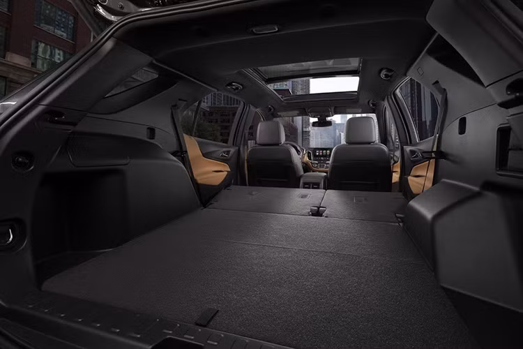 Ở phiên bản mới, mẫu xe SUV Equinox sẽ có 3 tùy chọn động cơ khác nhau bao gồm động cơ diesel tăng áp, dung tích 1.6 lít, 4 xy lanh, cho công suất tối đa 136 mã lực và mô-men xoắn cực đại 320 Nm. Kế đến là động cơ xăng tăng áp, dung tích 1.5 lít, 170 mã lực và mô-men xoắn cực đại 275 Nm. Cả hai đều đi kèm hộp số tự động 6 cấp.