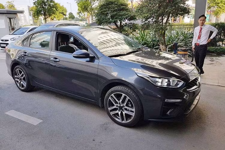 Mới đây, trên mạng xã hội đã xuất hiện những hình ảnh đầu tiên của mẫu sedan cỡ C Kia Cerato thế hệ mới tại một đại lý ở khu vực Hà Nội. Vào thời điểm đó, chiếc Kia Cerato 2019 này vẫn được dán ni-lông kín ở đầu và đuôi xe. Tuy nhiên, đến nay nó đã lộ diện hoàn toàn.