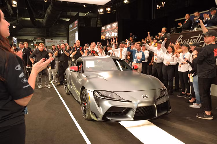 Nếu bạn thấy rằng cái giá 500.000 USD cho một chiếc Supra 1994 là quá điên rồ, bạn có lẽ sẽ ngã ngửa người trước chiếc xe Toyota GR Supra 2020 thương mại độc nhất đầu tiên vừa được bán với giá 2,1 triệu USD (tương đương khoảng 48,7 tỷ đồng).