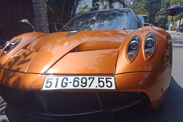 Theo chia sẻ của Minh Nhựa, anh đã đăng ký biển số thành công cho chiếc Pagani Huayra cách đây khoảng 2 tuần nhưng không muốn gây ồn ào trên mạng xã hội nên đã không chia sẻ tin vui này. Chỉ đến khi đem chiếc Pagani Huayra đi đăng kiểm biển số vào sáng nay, cư dân mạng mới hay tin "thần gió" này đã chính thức có biển số.