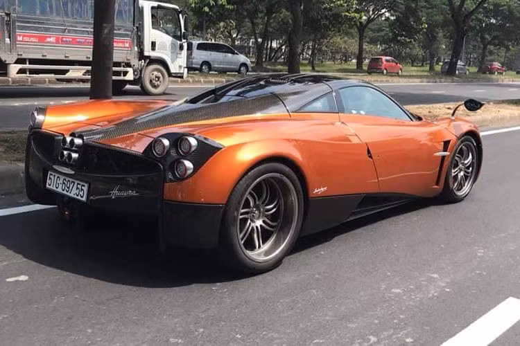 Hiện chiếc Pagani Huayra đã có mặt tại một trạm đăng kiểm ở Long An để hoàn tất các thủ tục còn lại, trước khi được Minh Nhựa cho lăn bánh trên đường phố. Doanh nhân 8X cũng chia sẻ trong tuần sau, sẽ đem "thần gió" Pagani Huayra cùng Lamborghini Aventador LP750-4 SV và Range Rover ra Phan Thiết chơi cũng như quay phim.