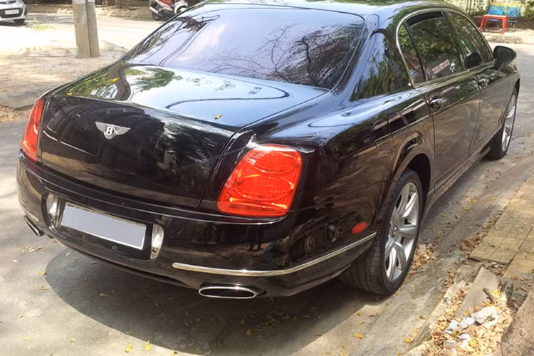 Mẫu siêu xe sang Bentley Continental Flying Spur 2006 được trang bị khối động cơ 6.0 lít W12 tăng áp kép, công suất 552 mã lực tại vòng tua máy 6.100 vòng/phút, mô-men xoắn cực đại 650 Nm tại 1.600 vòng/phút, đi kèm hộp số tự động 6 cấp, vô-lăng tích hợp lẫy chuyển số.