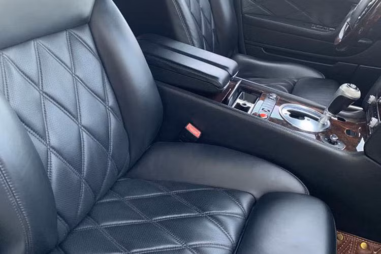Hàng ghế sau của xe cũng có điều hoà riêng biệt. Ghế ngồi với logo Bentley thêu trên tựa đầu ghế, phần lưng ghế với chỉ khâu hình quả trám. Trang bị giải trí gồm màn hình 8 inch, hệ thống âm thanh cao cấp với ổ CD/DVD dành cho Bentley, camera lùi, rèm che nắng chỉnh điện...