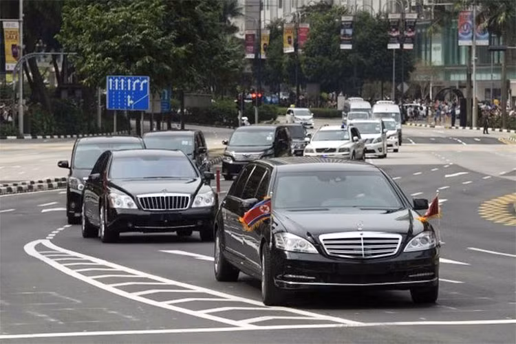 Chiều ngày 10/6, nhà lãnh đạo Triều Tiên, Kim Jong Un đã có mặt tại Singapore, sớm hơn 2 ngày so với ngày khai mạc hội nghị thượng đỉnh Mỹ - Triều. Trong cuộc gặp lịch sử lần này, ông Kim Jong Un tiếp tục sử siêu xe sang Mercedes-Benz S600 Pullman Guard đặc chủng chống đạn.