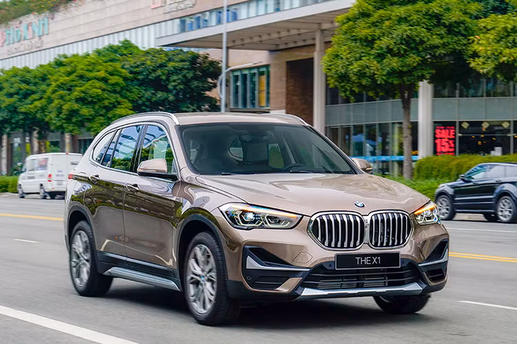 Thaco vừa chính thức ra mắt phiên bản mới của bộ ba dòng xe BMW X-Series 2020 mới, bao gồm X1, X5, X6 đồng thời hoàn thiện line-up sản phẩm BMW X tại thị trường Việt Nam. Trong đó, X1 và X6 sẽ đón nhận phiên bản mới cả về thiết kế lẫn trang bị, gồm X1 sDrive18i xLine và X6 xDrive40i M Sport. Riêng X5 sẽ chỉ thêm một phiên bản xDrive40i xLine Plus mới và nâng cấp phiên bản xDrive40i xLine trước đó.