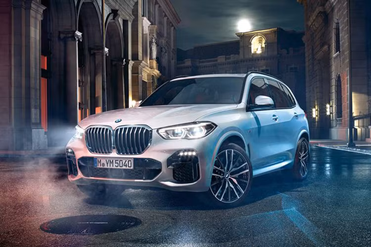 Tiếp tới là mẫu SUV cỡ trung BMW X5 (G05) với hai phiên bản xDrive40i xLine và xDrive40i xLine Plus. Giá bán cho hai phiên bản này tương ứng với 4,119 và 4,699 tỷ đồng. Trong đó, phiên bản xDrive40i xLine là nâng cấp của phiên bản trước đó còn phiên bản xDrive40i xLine Plus sẽ là phiên bản mới lần đầu được phân phối tại Việt Nam.