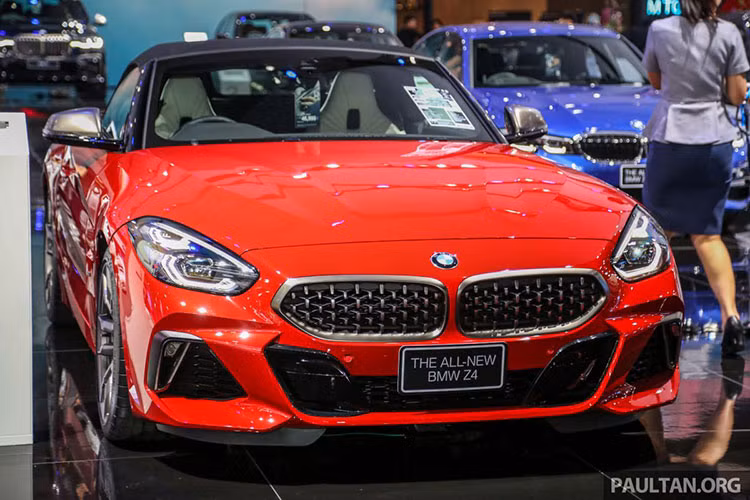  BMW Z4 thế hệ mới vừa được giới thiệu tại Bangkok Motor Show 2019. Điều trùng hợp là Toyota GR Supra 2019 - mẫu xe dùng chung cơ sở gầm bệ và động cơ của BMW Z4 thế hệ mới - cũng được trưng bày trong triển lãm lần này. Xe được phân phối theo hai biến thể: sDrive 30i trong cấu hình M Sport và M40i.