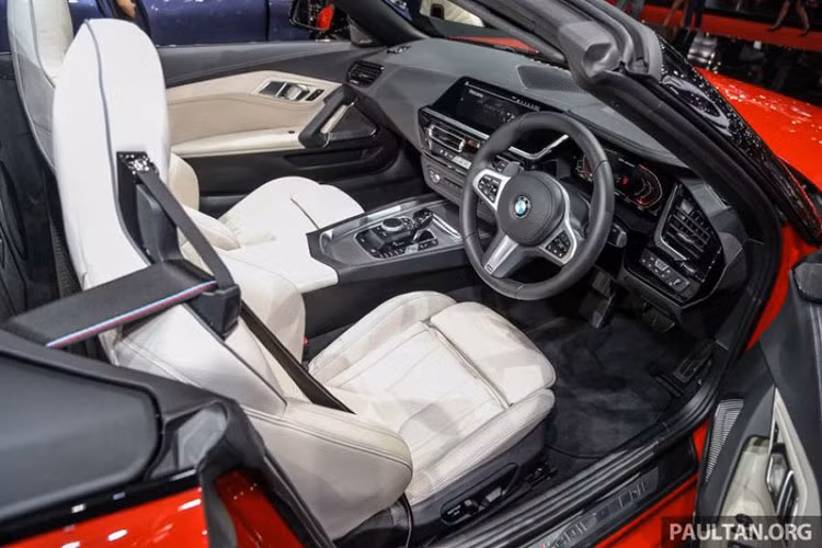 Riêng BMW Z4 M40i 2019 có hệ thống treo M Sport, phanh M Sport, khóa vi sai cầu sau M Sport, mặt táp-lô bọc giả da Sensatec, dây đai an toàn M Sport và hệ thống âm thanh Harman Kardon.