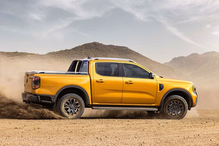 Tổng doanh số tích lũy của Ford Ranger tại Việt Nam sau 8 tháng đầu năm là 9.888 xe, một con số đáng mơ ước của bất cứ hãng xe nào đang tham gia phân chia thị phần phân khúc bán tải. Ford Ranger đang được bán với giá 659 - 965 triệu đồng.