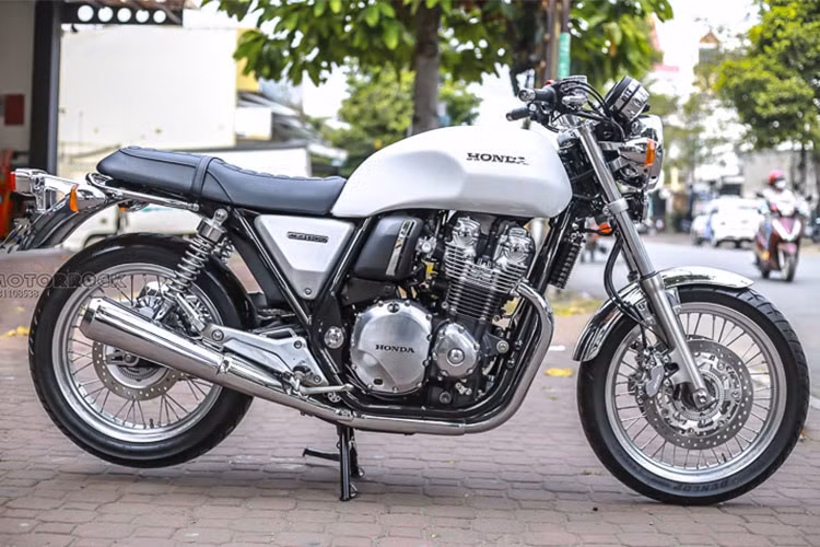 Mẫu xe môtô phân khối lớn phong cách hoài cổ - Honda CB1100 EX 2018 vừa được một cửa hàng bán môtô nhập khẩu tại TP HCM đem từ Nhật về Việt Nam. Mẫu xe này hiện đang được treo giá khoảng dưới 520 triệu đồng (mức giá của xe đã gồm VAT, phí trước bạ và ra biển số).