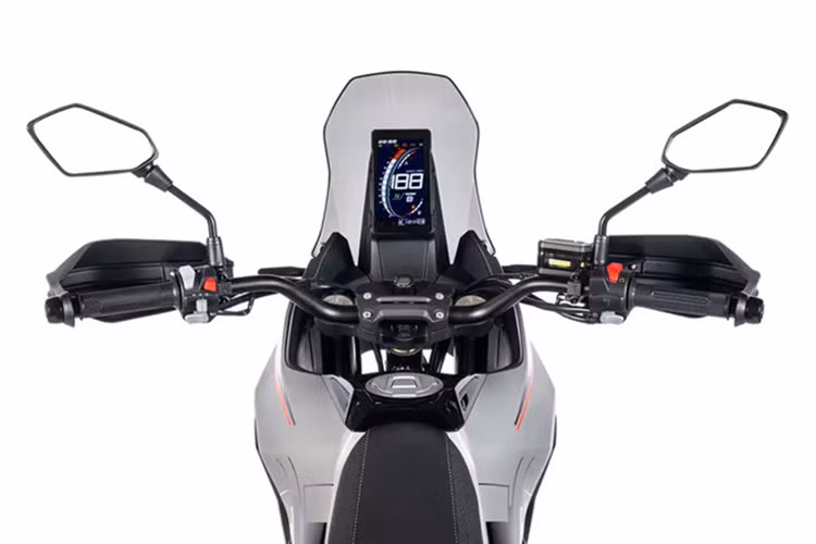 Chiếc xe được thiết kế đơn giản nhưng hiệu quả, trang bị hệ thống đèn LED toàn bộ, màn hình hiển thị LCD dạng dọc kiểu đặt dọc vốn phổ biến trên các xe adventure cao cấp. Xe cũng được tích hợp hệ thống giảm xóc trước dạng hành trình ngược (upside-down) đường kính 41 mm, giảm xóc sau dạng đơn có thể điều chỉnh.