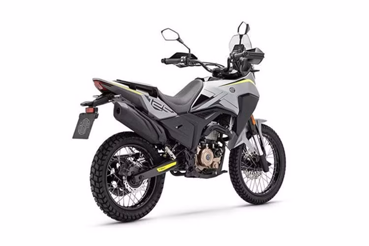 Xe cũng được trang bị bộ vành nan hoa với kích thước không đều nhau: bánh trước 19 inch, bánh sau 17 inch. Hệ thống phanh ABS cho cả hai bánh, có thể tắt chức năng ABS để chạy địa hình off-road.