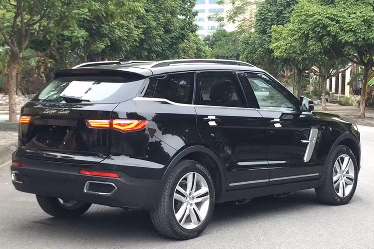 Zotye Z8 được trang bị nội thất khá tiện nghi và hiện đại bao gồm vô-lăng 3 chấu bọc da, trợ lực điện, tích hợp nhiều phím chức năng xử lý nhanh hỗ trợ người lái, lẫy chuyển số thể thao phía sau vô-lăng... Màn hình hiển thị thông tin về xe khi vận hành là màn hình LCD dạng điện tử.