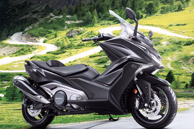 AK550 2018 sở hữu khối động cơ 2 xy-lanh song song, 4 thì, DOHC với dung tích 550,4 phân khối và được làm mát bằng chất lỏng, sản sinh công suất tối đa lên đến gần 53 mã lực tại vòng tua 7.500 vòng/phút và mô-men xoắn cực đại 55,64 Nm tại vòng tua 5.500 vòng/phút, với hệ thống truyền động CVT cùng với đó là hai chế độ lái Rain và Full Power.