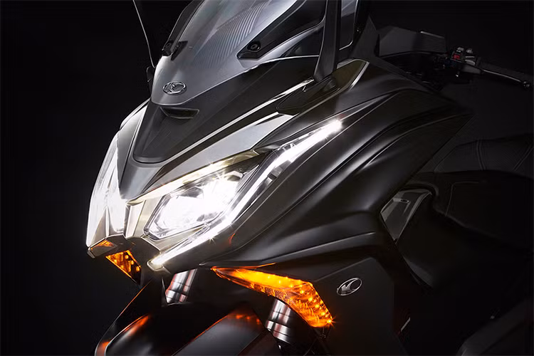 Kymco AK550 phiên bản mới được hãng xe máy Đài Loan thiết kế với vẻ ngoài hiện đại, hầm hố và vô cùng ấn tượng. Bên cạnh thiết kế gọc cạnh, điểm ấn tượng nhất chiếc xe ga AK550 này đến từ bộ đèn pha LED với thiết kế hiện đại với những đường gân dập nổi ấn tượng.