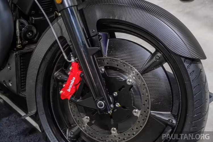 Moto Guzzi MGX-21 mới được trang bị bộ mâm đúc 6 cánh 21 inch ở bánh trước, nhưng có tấm ốp vành 2 bên được làm từ sợi carbon. Dù là một chiếc cruiser nhưng chiếc xe vẫn được trang bị phanh Brembo "hàng khủng" cho cả 2 bánh trước và sau.