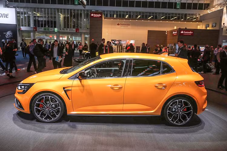 Sau khi ra mắt tại triển lãm ôtô Frankfurt 2017, Renault Megane RS 2018 hoàn toàn mới sẽ được bán cho các khách hàng châu Âu vào tháng 12/2017 tới và ở Anh vào mùa xuân năm sau. Phiên bản Trophy với động cơ mạnh 296HP/400Nm sẽ xuất hiện vào cuối năm 2018.