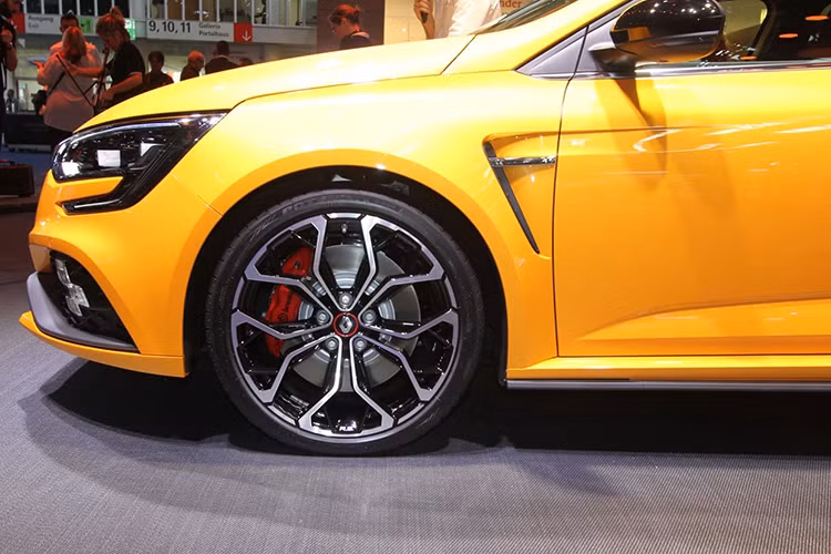 Các vòm bánh trên mẫu xe Megane RS mới này cũng được nới rộng hơn tới 60mm ở phía trước và 45mm ở phía sau, tạo thêm không gian để Renault lắp bộ mâm thể thao 18 hoặc 19 inch kèm theo lốp hiệu năng cao. Hai bên thân xe nổi bật với các khe thoát nhiệt nằm phía sau vòm bánh.