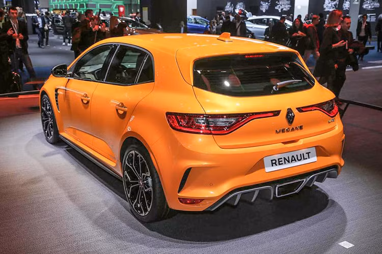 Dù là một mẫu xe thể thao nhưng Renault vẫn trang bị đầy đủ cho RS những hệ thống an toàn như cảnh báo chuyển làn, cảnh báo khoảng cách quá gần với xe phía trước, đọc biển báo trên đường, chống quá tốc độ, cảnh báo điểm mù, hỗ trợ đỗ xe nhờ cảm biến ở cả 4 hướng, camera lùi, giữ ga tự động thông minh và phanh khẩn cấp tự động.