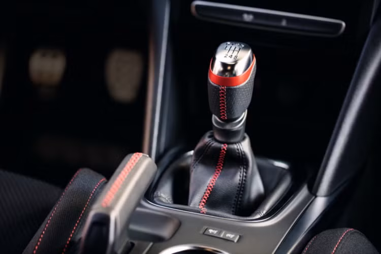 Megane RS sử dụng động cơ tăng áp 1.8L 4 xi-lanh thẳng hàng lấy từ mẫu siêu xe thể thao cỡ nhỏ Alpine A110, có hiệu năng 276HP/390Nm. Sức mạnh của động cơ được truyền tới cầu trước thông qua hộp số sàn 6 cấp hoặc số tự động ly hợp kép 6 cấp EDC. Trong đó, phiên bản hộp số tự động của xe có cần chuyển số sau vô-lăng, chế độ hỗ trợ "đề-pa" Launch Control và phanh bằng cơ cấu tự động chuyển nhiều cấp số liền.