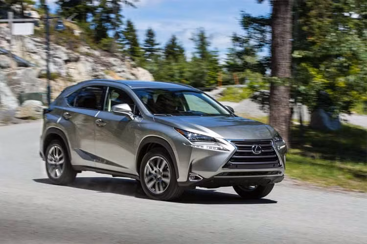 NX là chiếc xe nhỏ gọn đem lại trải nghiệm lái xe khác biệt hoàn toàn so với những chiếc Lexus truyền thống. Hệ thống lái có cảm giác, vào cua chắc chắn nhưng cabin không hoàn toàn yên tĩnh như những bậc đàn anh. Mẫu xe Lexus NX300h sử dụng hệ truyền động hybrid, đạt mức tiêu hao 9,7 lít/100 km. Đây là một trong những chiếc SUV tiết kiệm nhất.