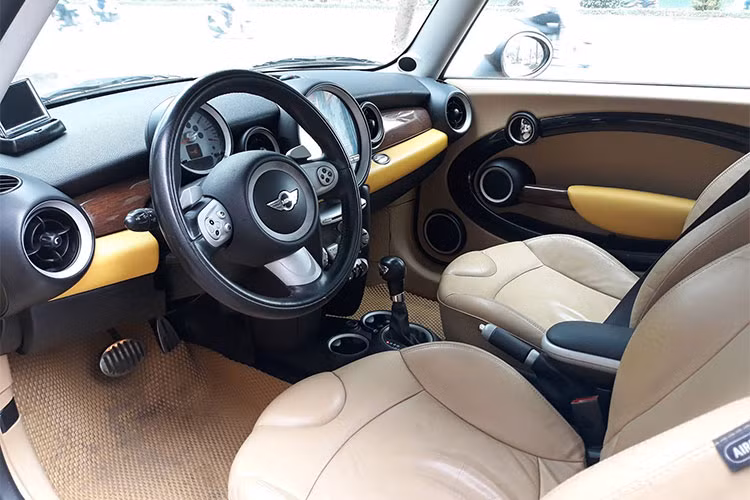 Là mẫu xe sang cỡ nhỏ đã được sử dụng tới hơn 10 năm, nội thất chiếc MINI Cooper S đã có nhiều dấu hiệu đi xuống của thời gian. Vô-lăng và cần số bọc da đã bóng nhiều chỗ. Ghế da của xe nhăn nhiều. Chiếc xe phù hợp với người mua thích nguyên bản hơn là chuộng hình thức.