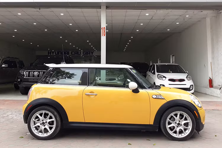 Mẫu xe này vẫn sở hữu những nét thiết kế đã trở thành di sản thương hiệu xe MINI, bao gồm cấu trúc ba chiều nhìn từ bên hông - mui xe, kính xe và thân xe, cũng như phần nhô thân xe ngắn và vòm bánh xe lớn.