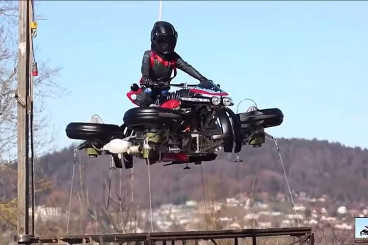 Theo Lazareth, xe môtô La Moto Volante có thể lăn bánh bình thường trên mặt đường. Khi tới một khu vực đủ rộng rãi, người lái chỉ cần bấm nút và chiếc xe sẽ chuyển sang chế độ bay. Sau khoảng 1 phút, các động cơ phản lực sẽ đạt đủ nhiệt để sẵn sàng nhấc La Moto Volante khỏi mặt đất.