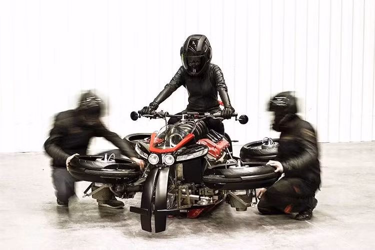 Để dập tan những nghi ngờ này, Lazareth đã vừa công bố một video quay cảnh La Moto Volante hoạt động trong thực tế. Dù vẫn còn được giữ lại bởi các dây cáp, nhưng mẫu mô tô độc đáo này đã có thể "cất cánh" khỏi mặt đất và lơ lửng trong không trung. Khoảng cách của La Moto Volante so với mặt đất tương đương với chiều cao của chính chiếc xe - 1m.