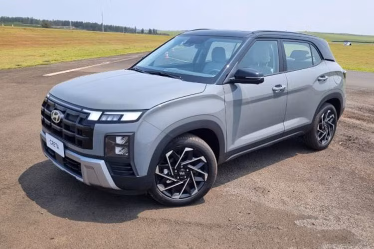 Mức giá xe Hyundai Creta 2025 tại Brazil quy đổi ra mức từ 594 triệu đồng. Với những thay đổi đáng chú ý về thiết kế và trang bị, câu hỏi được đặt ra là liệu phiên bản Hyundai Creta 2025 tại Brazil có được áp dụng tại Việt Nam trong tương lai hay không.