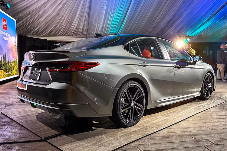 Nhà máy Toyota tại Kentucky đã lắp ráp hơn 11 triệu chiếc Camry trong những năm qua, cho thấy mức độ phổ biến của mẫu sedan Nhật Bản đối với người Mỹ. Năm ngoái, Camry là mẫu xe Toyota bán chạy thứ 2 tại Mỹ, chỉ đứng sau mẫu crossover cỡ trung RAV4.